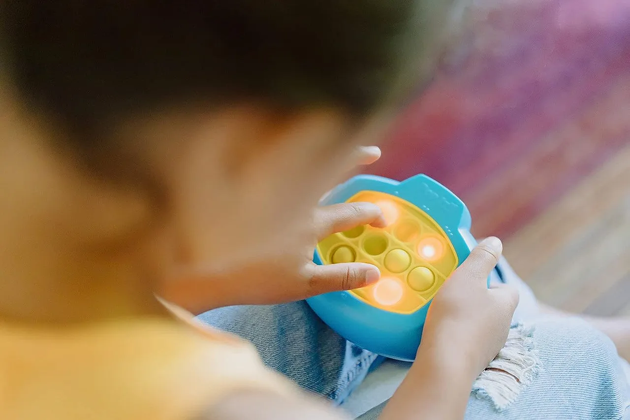 Buffalo Games Pop It! Pro Light Up fidgetspil med lys