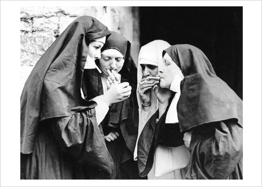 Pomegranate Smoking Nuns postkort humor