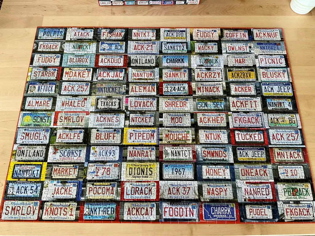 Good Puzzle Co. Nantucket License Plates puslespil 1000 brikker